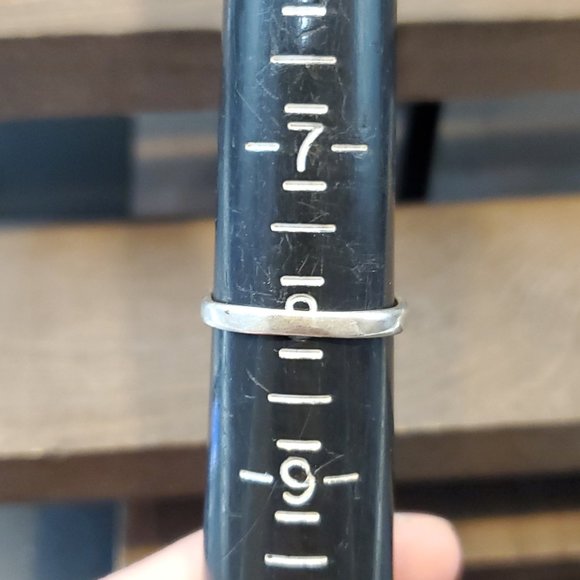 Size 8 925 Sterling Silver Cubic Zirconia Textured Sides Ring - Picture 6 of 8